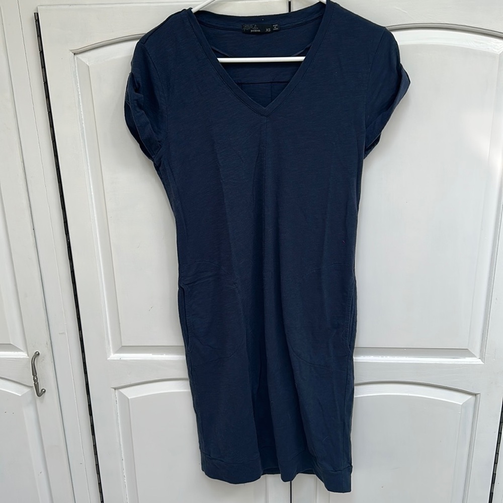 Prana v-neck t-shirt dress. Women’s size XS navy blue. Excellent condition